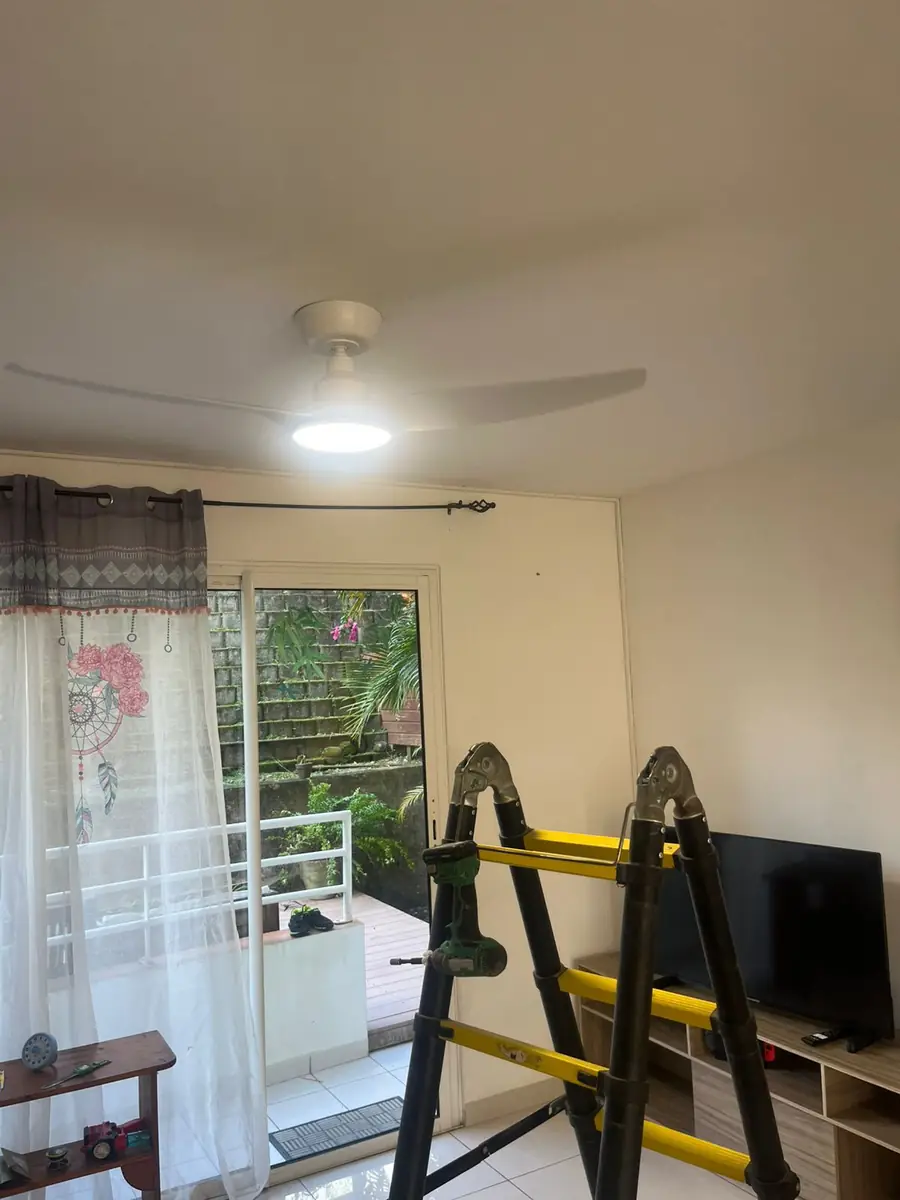 Après l'installation d'un brasseur d'air par Mes Primes Rénovations, en Martinique ou en Guadeloupe