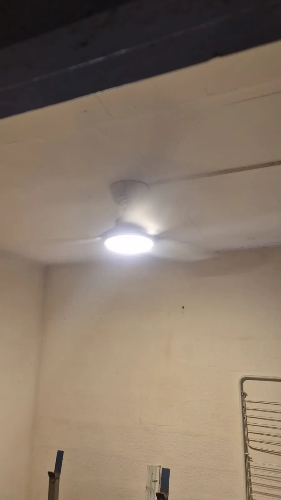 Après l'installation d'un brasseur d'air par Mes Primes Rénovations, en Martinique ou en Guadeloupe