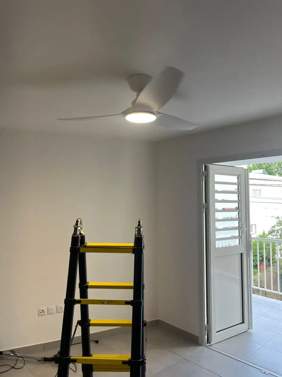 Après l'installation d'un brasseur d'air par Mes Primes Rénovations, en Martinique ou en Guadeloupe