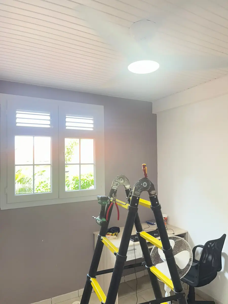 Après l'installation d'un brasseur d'air par Mes Primes Rénovations, en Martinique ou en Guadeloupe