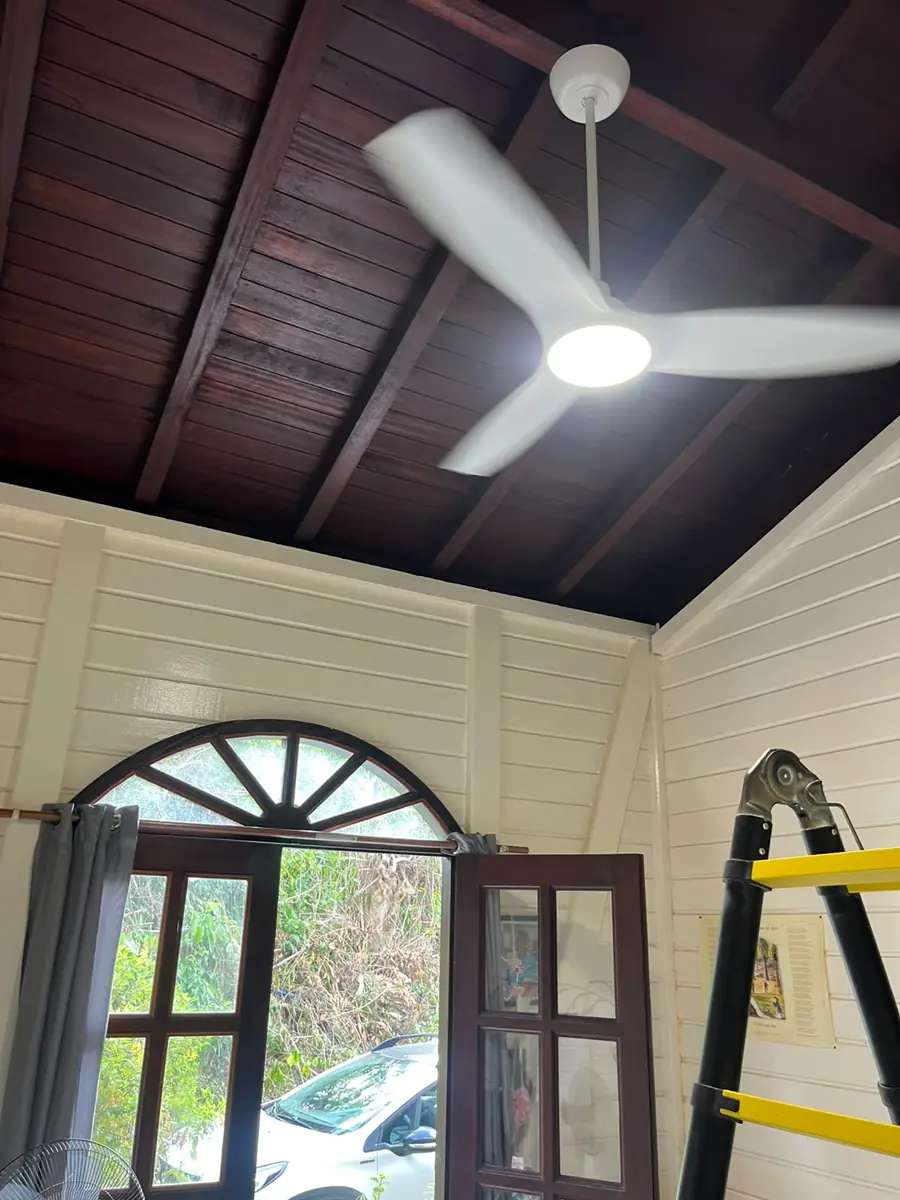 Après l'installation d'un brasseur d'air par Mes Primes Rénovations, en Martinique ou en Guadeloupe