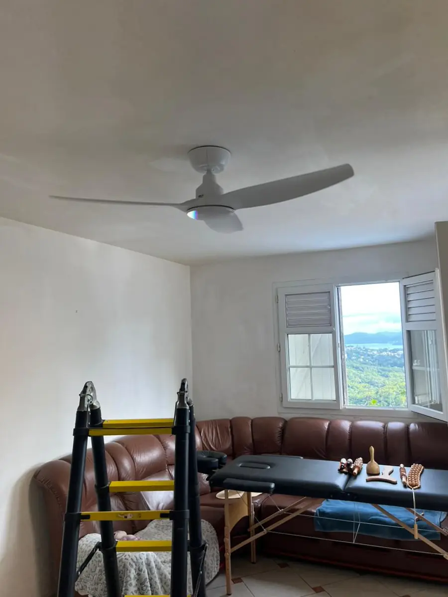 Après l'installation d'un brasseur d'air par Mes Primes Rénovations, en Martinique ou en Guadeloupe