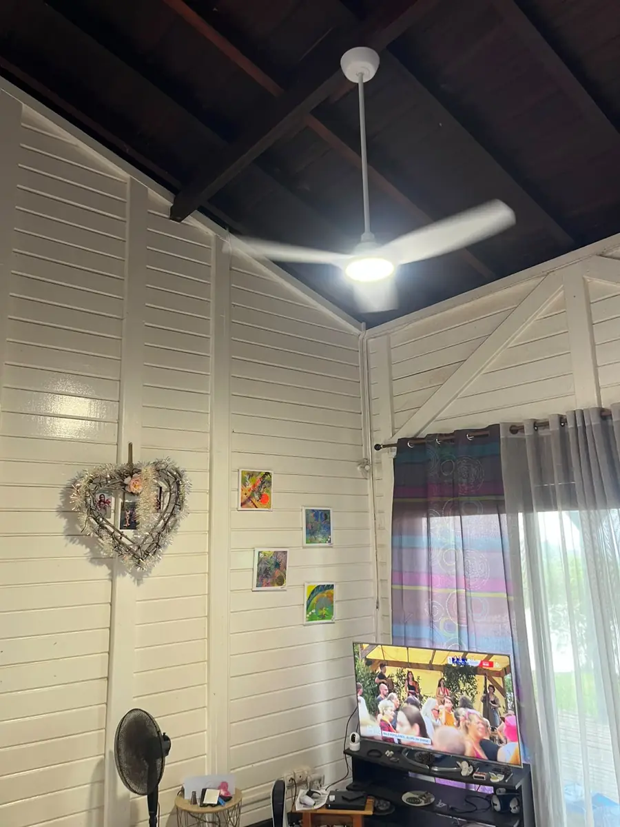 Avant l'installation d'un brasseur d'air par Mes Primes Rénovations, en Martinique ou en Guadeloupe