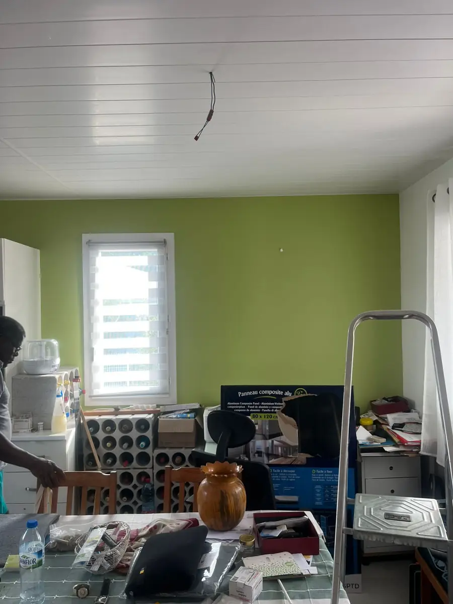 Avant l'installation d'un brasseur d'air par Mes Primes Rénovations, en Martinique ou en Guadeloupe
