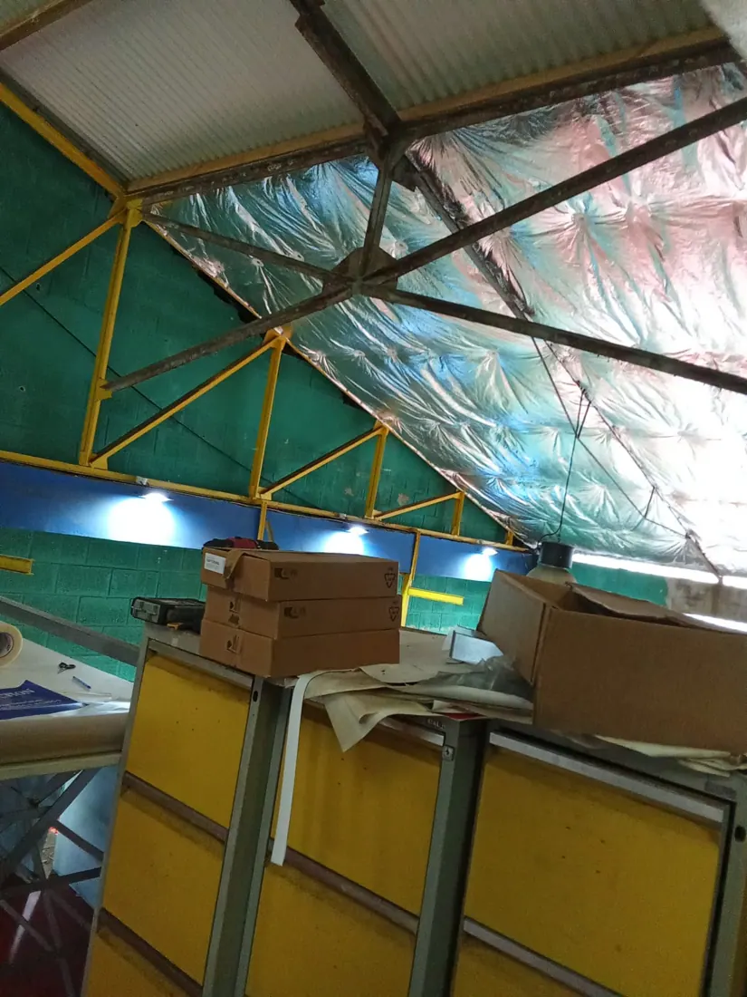 Après isolation : isolant posé sous toiture, chantier terminé à Baie-Mahault