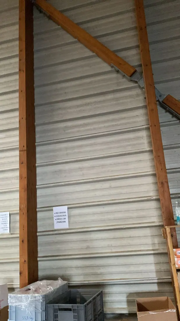 Avant isolation : charpente et couverture nues, chantier d'isolation de toiture à Baie-Mahault