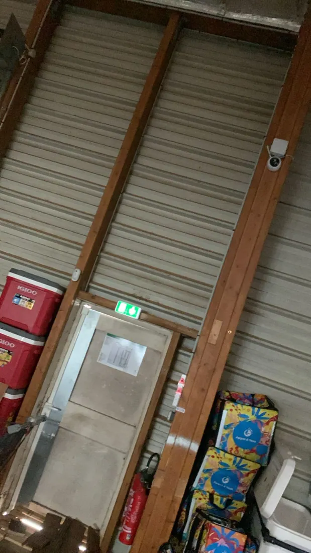 Avant isolation : charpente et couverture nues, chantier d'isolation de toiture à Baillif