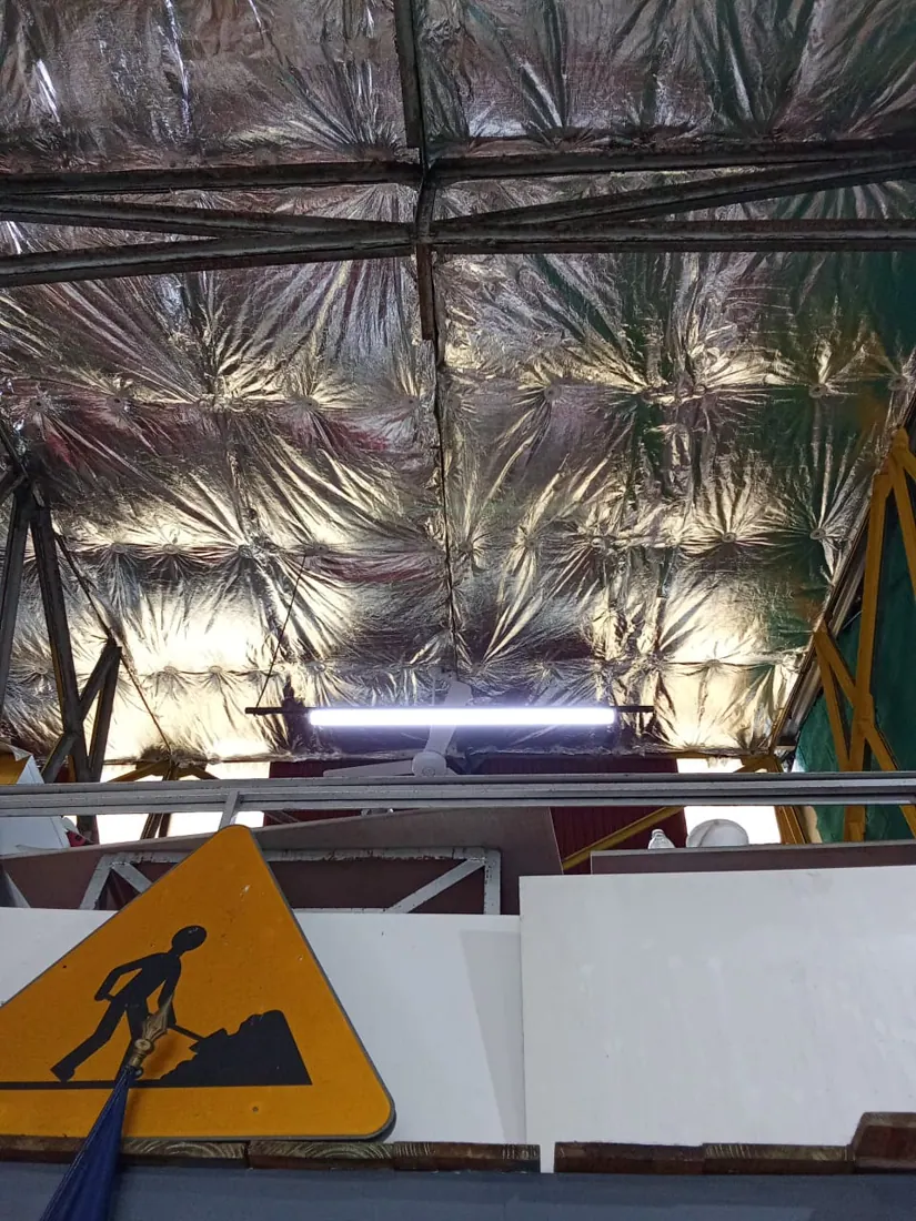 Après isolation : isolant posé sous toiture, chantier terminé à Basse-Pointe