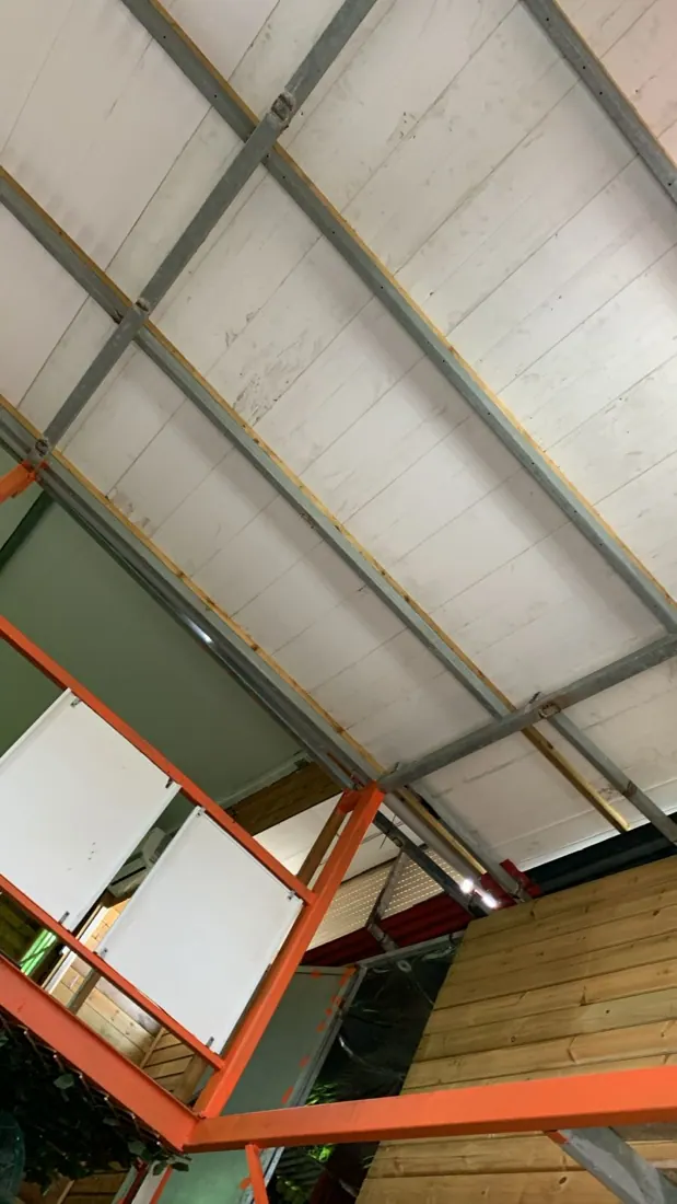 Avant isolation : charpente et couverture nues, chantier d'isolation de toiture à Basse-Pointe