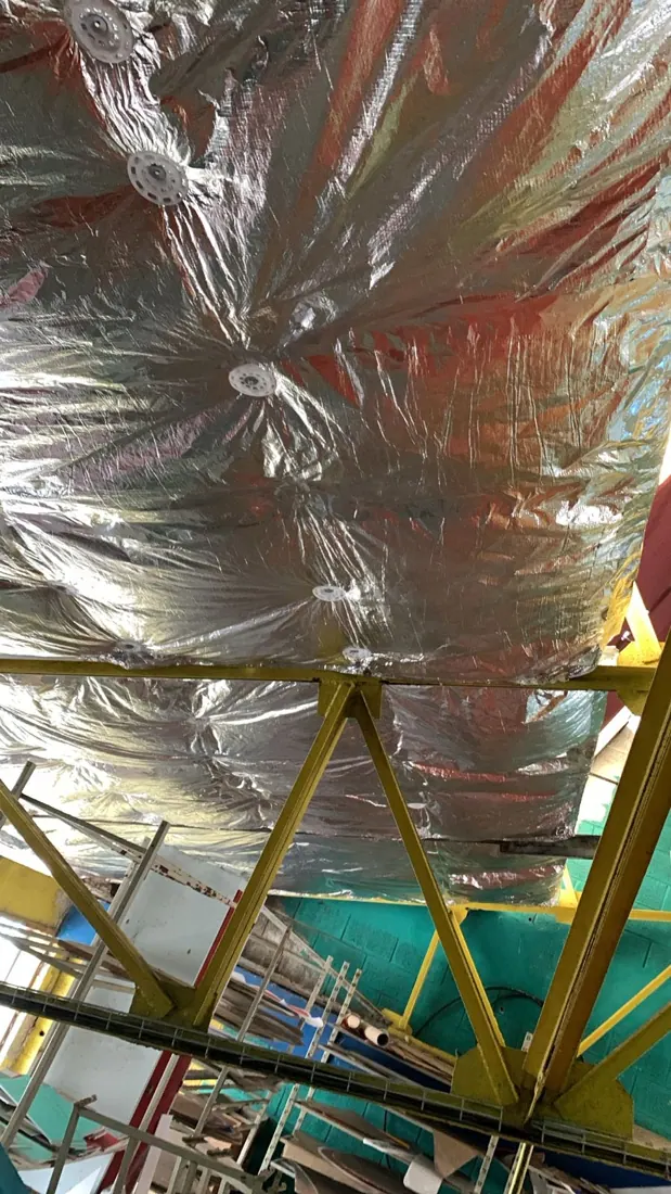 Après isolation : isolant posé sous toiture, chantier terminé à Basse-Terre