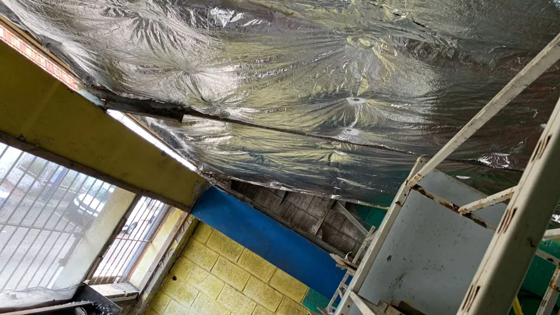 Après isolation : isolant posé sous toiture, chantier terminé à Bouillante