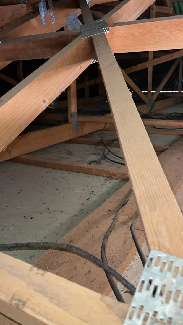 Avant isolation : charpente et couverture nues, chantier d'isolation de toiture à Bouillante