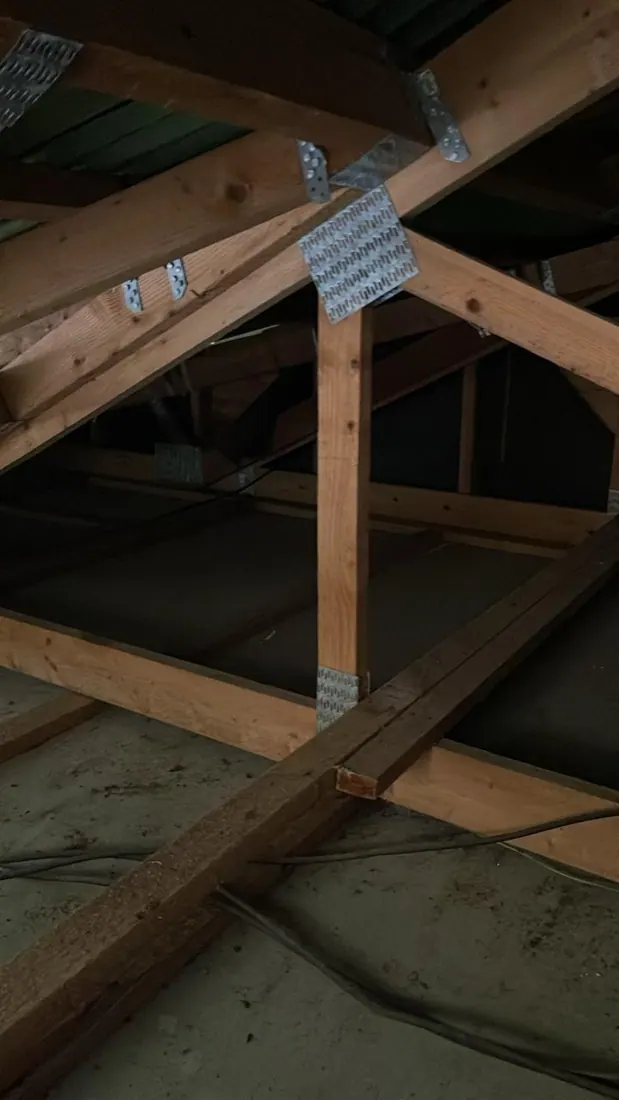 Avant isolation : charpente et couverture nues, chantier d'isolation de toiture à Case-Pilote