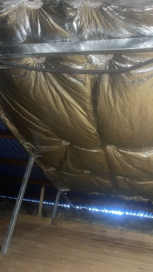 Après isolation : isolant posé sous toiture, chantier terminé à Deshaies