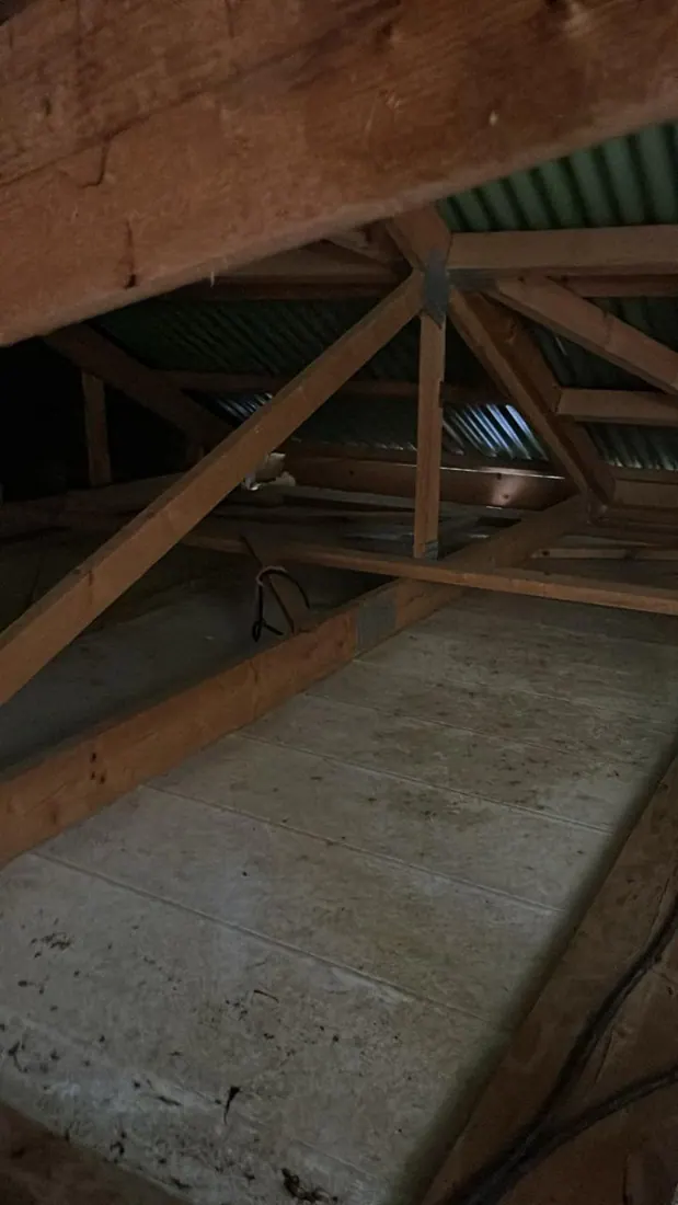 Avant isolation : charpente et couverture nues, chantier d'isolation de toiture à Deshaies