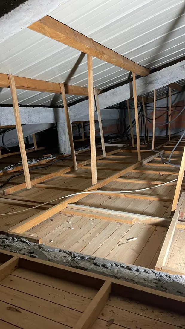 Avant isolation : charpente et couverture nues, chantier d'isolation de toiture à Fonds-Saint-Denis