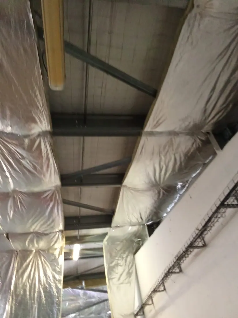 Après isolation : isolant posé sous toiture, chantier terminé à Fort-de-France