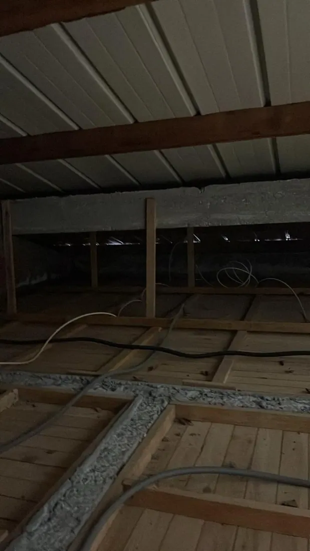 Avant isolation : charpente et couverture nues, chantier d'isolation de toiture à Fort-de-France