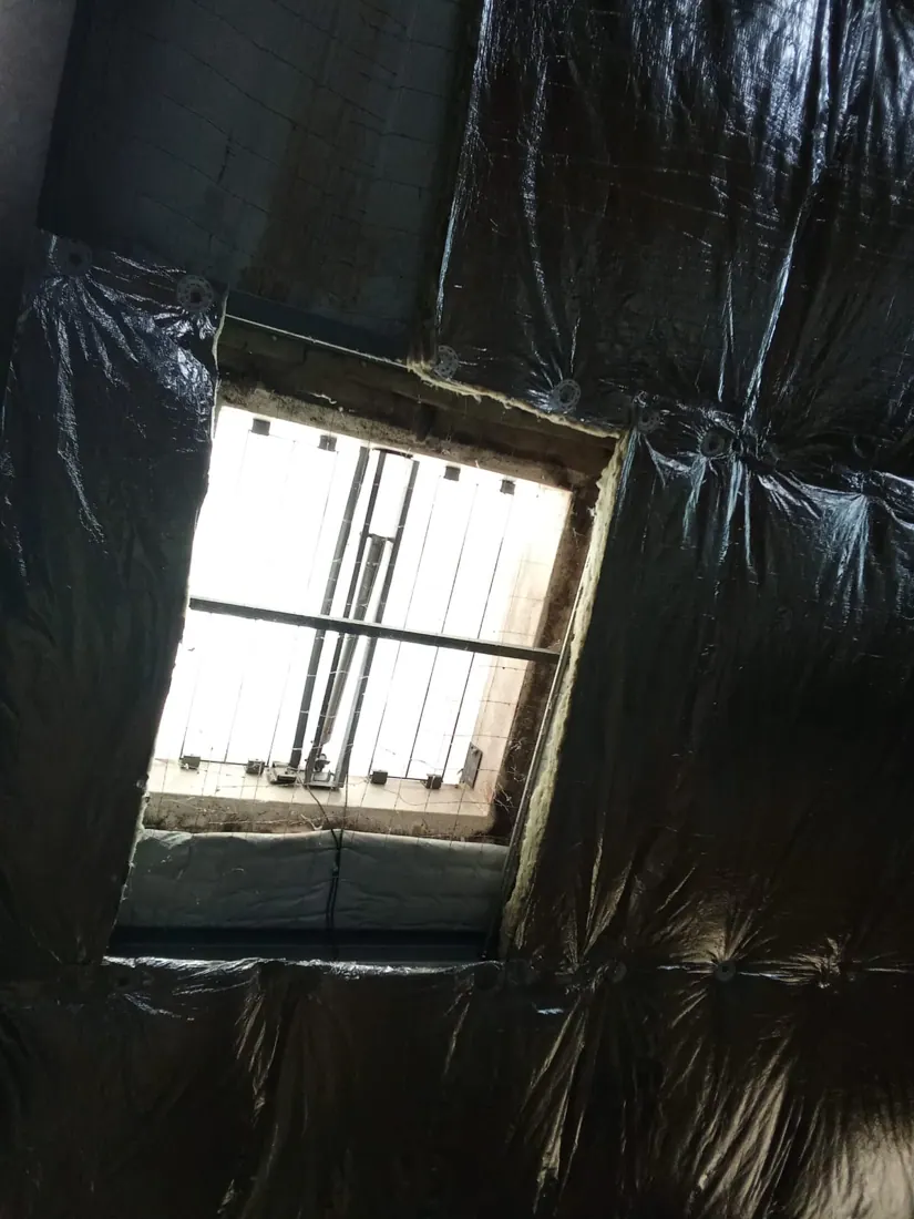 Après isolation : isolant posé sous toiture, chantier terminé à Gourbeyre