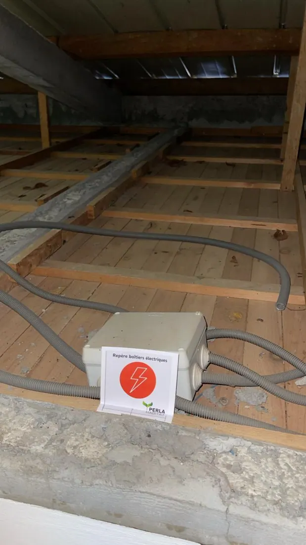 Avant isolation : charpente et couverture nues, chantier d'isolation de toiture à Gourbeyre