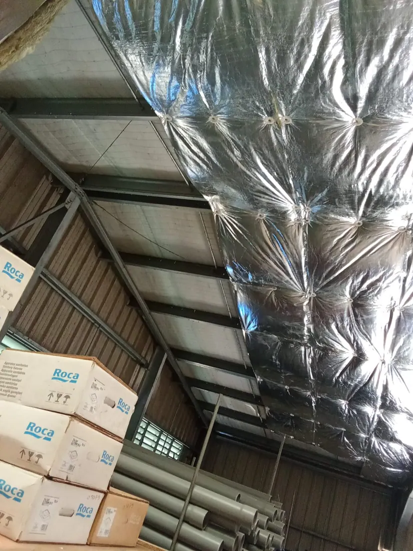 Après isolation : isolant posé sous toiture, chantier terminé à Goyave