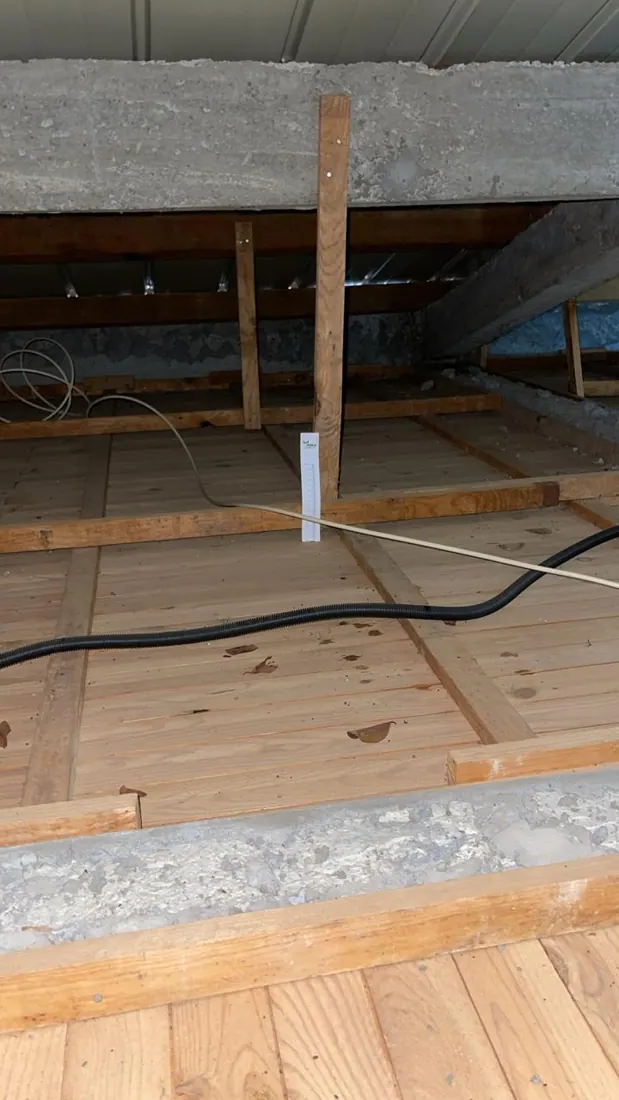 Avant isolation : charpente et couverture nues, chantier d'isolation de toiture à Goyave