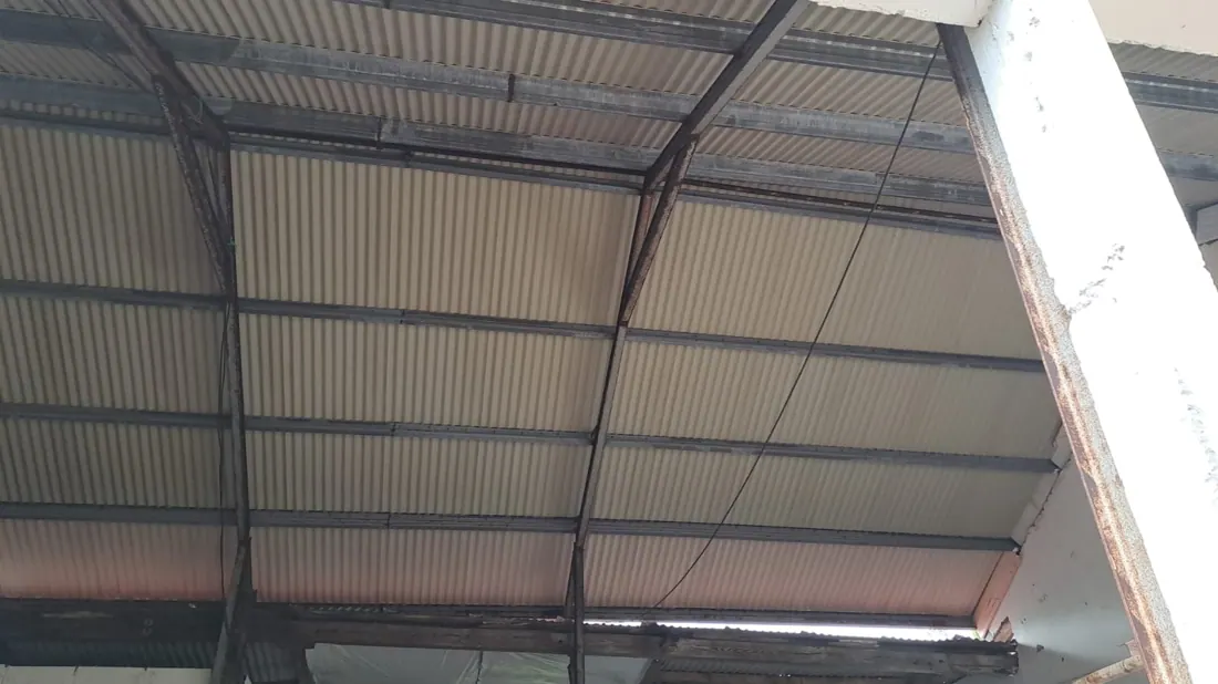 Après isolation : isolant posé sous toiture, chantier terminé à L'Ajoupa-Bouillon