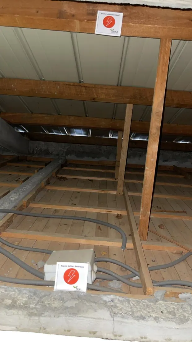 Avant isolation : charpente et couverture nues, chantier d'isolation de toiture à La Désirade