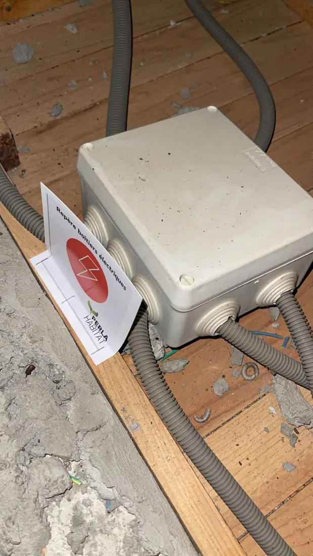 Avant isolation : charpente et couverture nues, chantier d'isolation de toiture à La Trinité