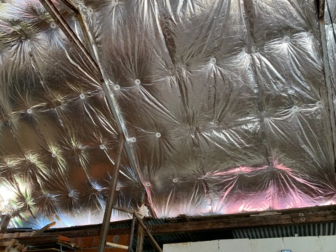 Après isolation : isolant posé sous toiture, chantier terminé à Carbet
