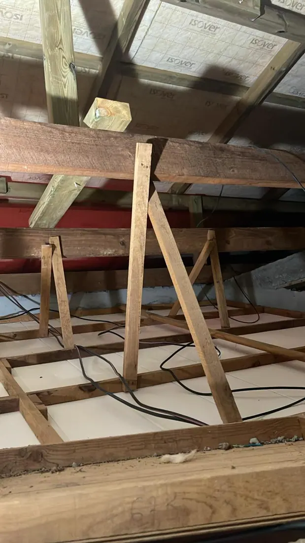 Avant isolation : charpente et couverture nues, chantier d'isolation de toiture à Carbet