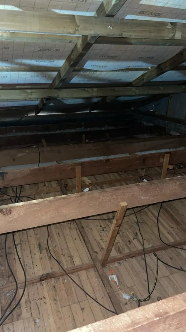 Avant isolation : charpente et couverture nues, chantier d'isolation de toiture à François