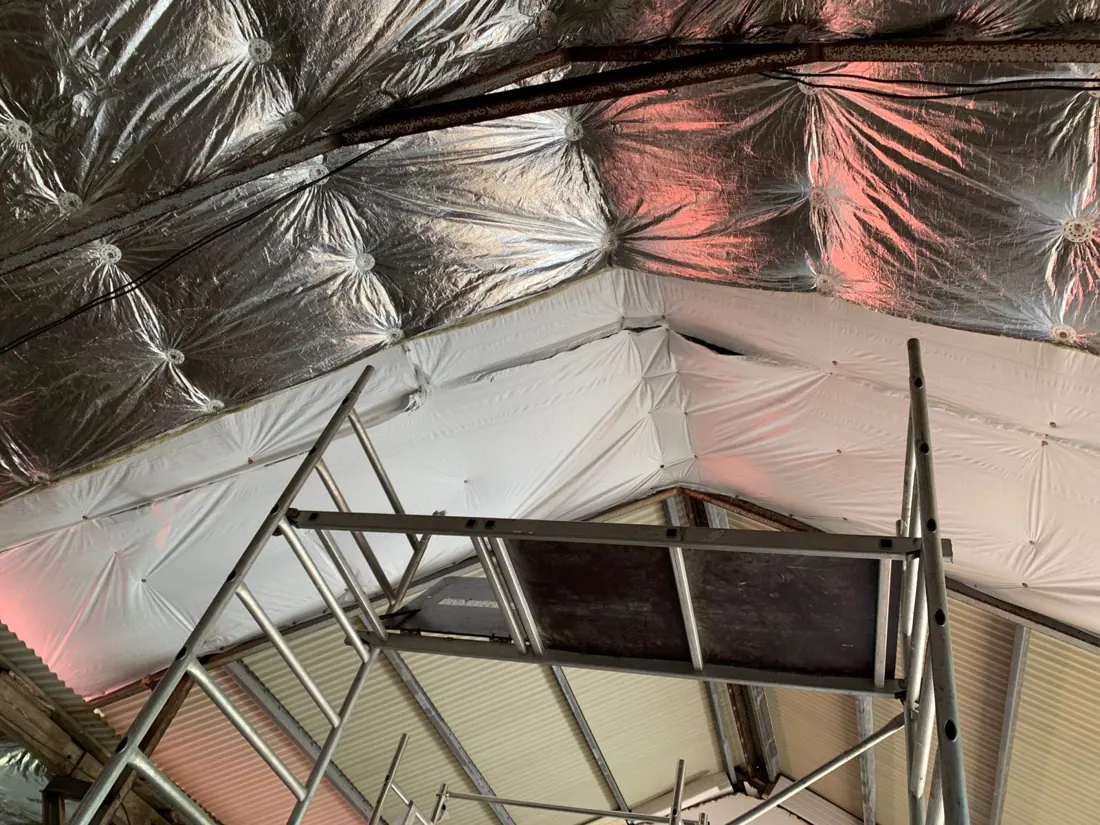 Après isolation : isolant posé sous toiture, chantier terminé à Gosier