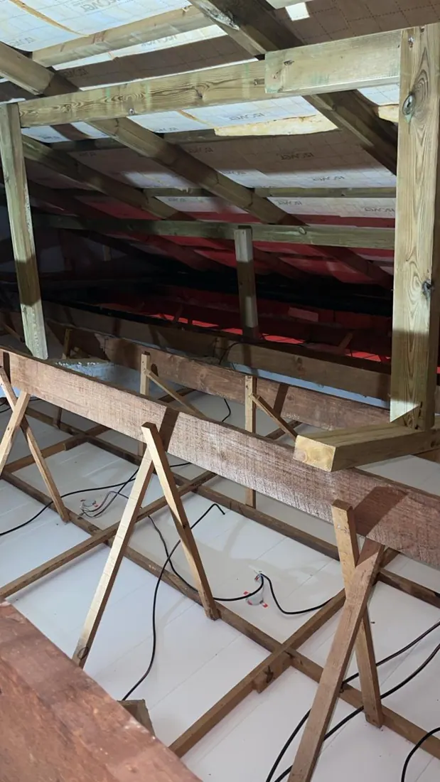 Avant isolation : charpente et couverture nues, chantier d'isolation de toiture à Gosier