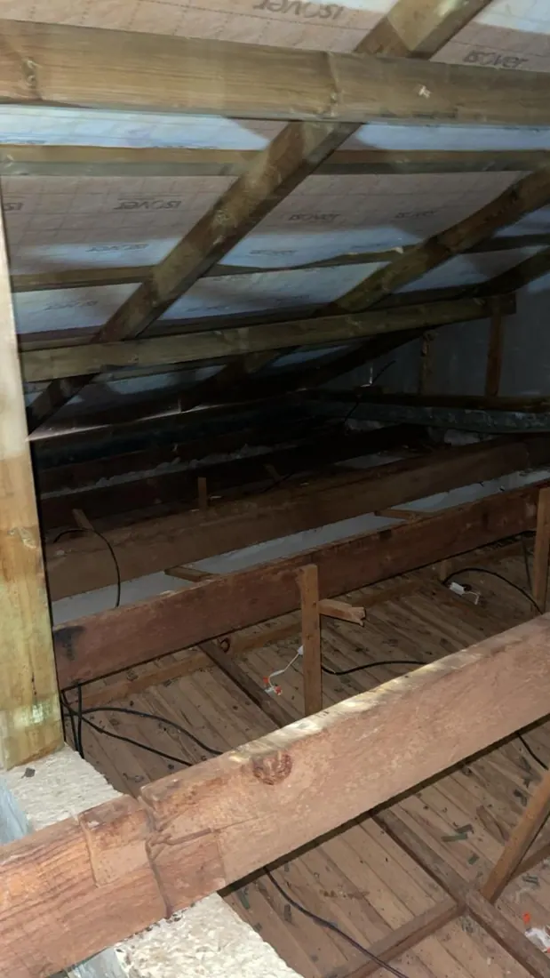 Avant isolation : charpente et couverture nues, chantier d'isolation de toiture à Gros-Morne