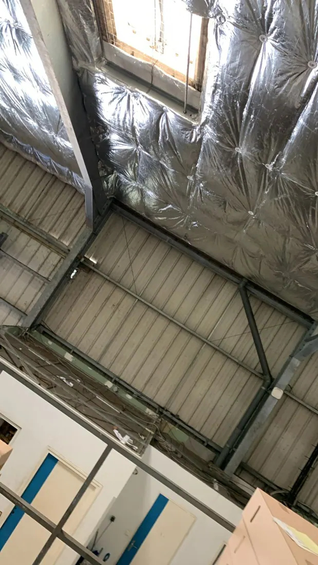 Après isolation : isolant posé sous toiture, chantier terminé à Lamentin