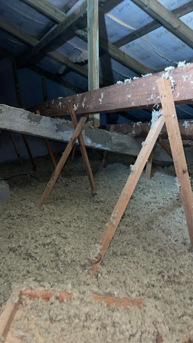 Avant isolation : charpente et couverture nues, chantier d'isolation de toiture à Lorrain