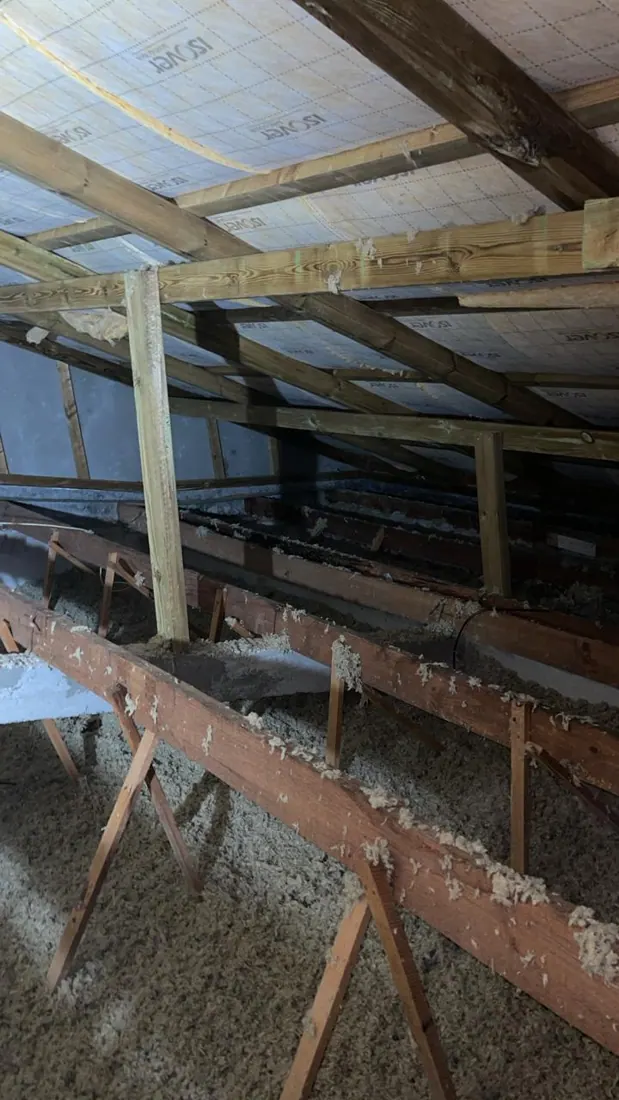 Avant isolation : charpente et couverture nues, chantier d'isolation de toiture à Marigot