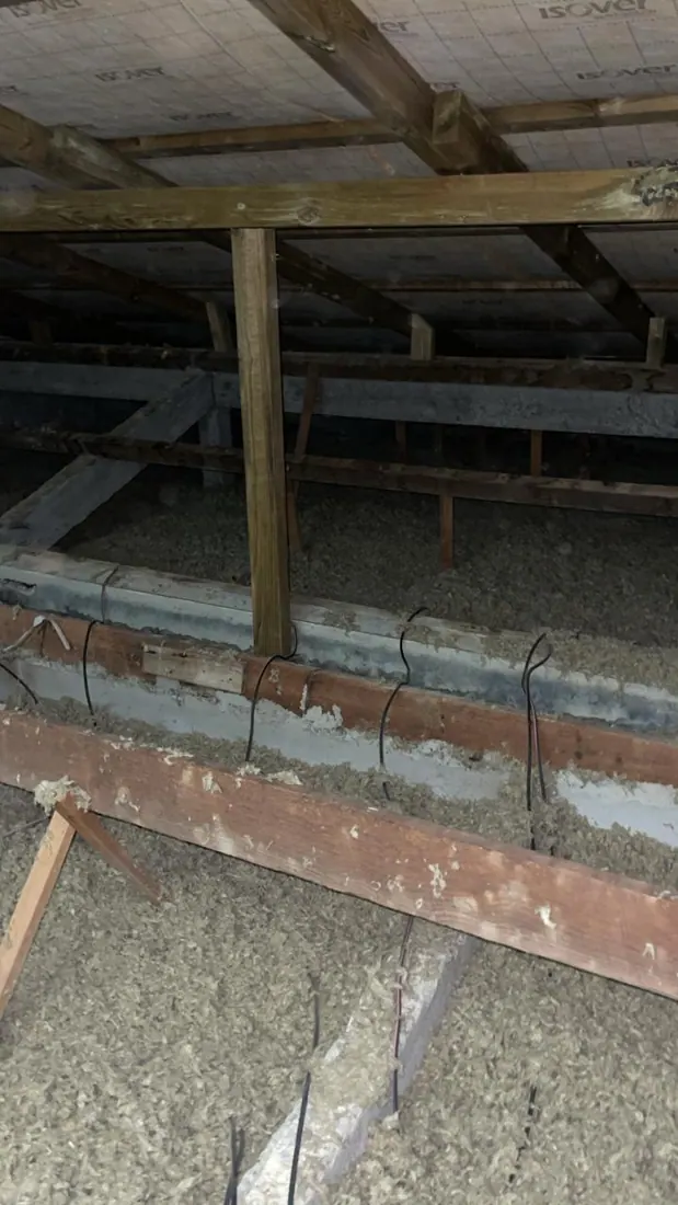 Avant isolation : charpente et couverture nues, chantier d'isolation de toiture à Marin