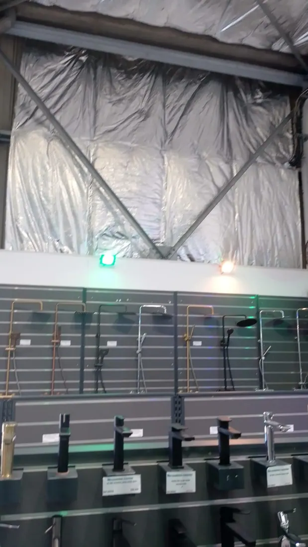 Après isolation : isolant posé sous toiture, chantier terminé à Morne-Vert