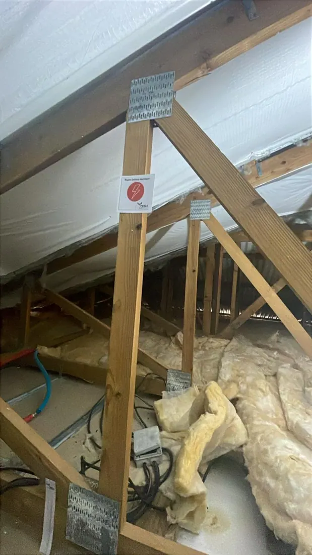 Avant isolation : charpente et couverture nues, chantier d'isolation de toiture à Morne-Vert