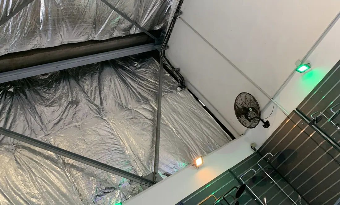 Après isolation : isolant posé sous toiture, chantier terminé à Prêcheur