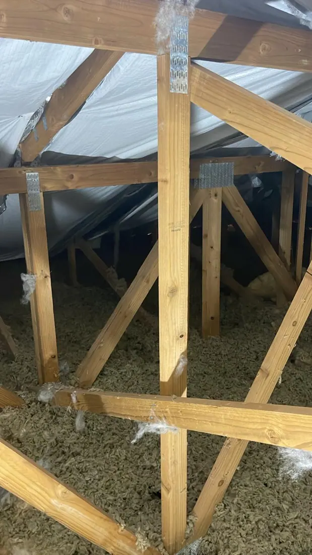 Avant isolation : charpente et couverture nues, chantier d'isolation de toiture à Prêcheur