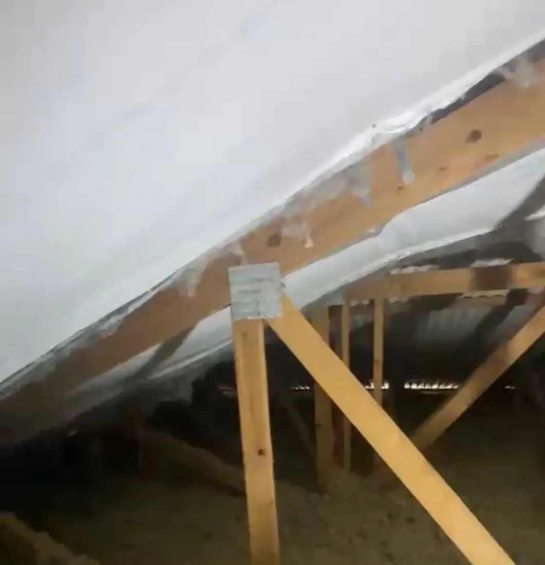 Avant isolation : charpente et couverture nues, chantier d'isolation de toiture à Robert