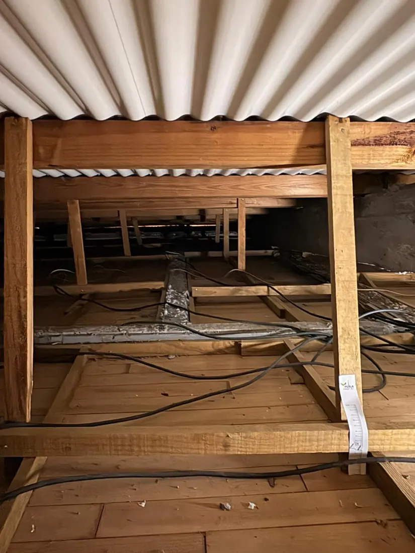 Avant isolation : charpente et couverture nues, chantier d'isolation de toiture à Saint-Esprit