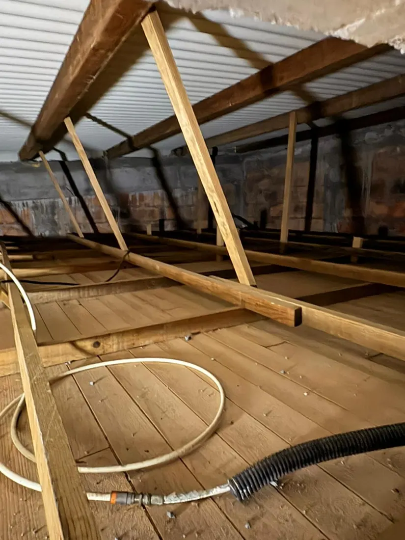 Avant isolation : charpente et couverture nues, chantier d'isolation de toiture à Abymes