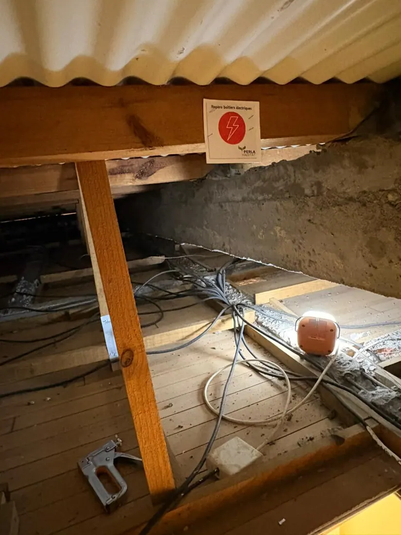 Avant isolation : charpente et couverture nues, chantier d'isolation de toiture à Anses-d'Arlet