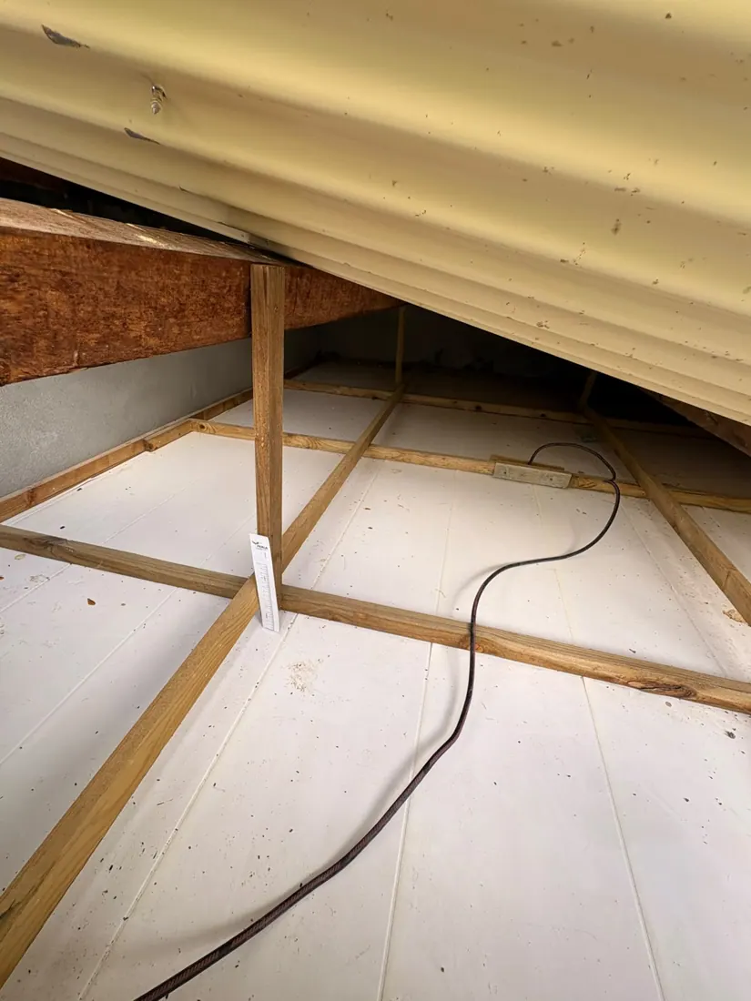 Avant isolation : charpente et couverture nues, chantier d'isolation de toiture à Trois-Îlets