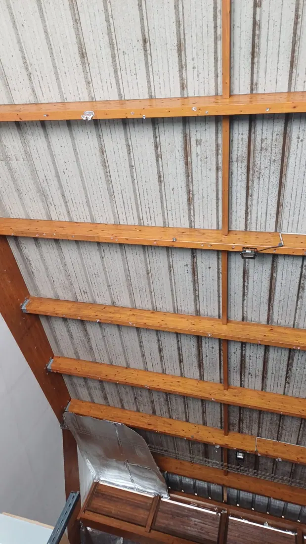 Après isolation : isolant posé sous toiture, chantier terminé à Macouba
