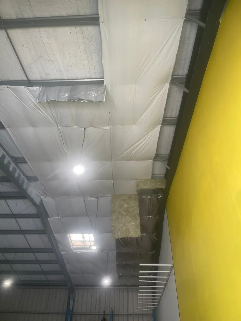 Après isolation : isolant posé sous toiture, chantier terminé à Petit-Bourg